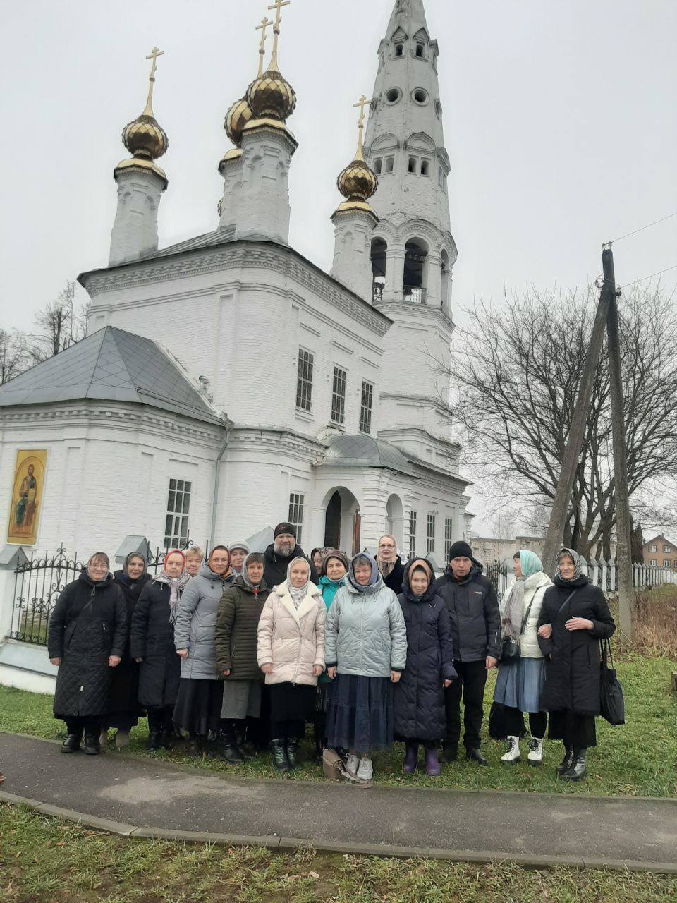 Приход у храма
