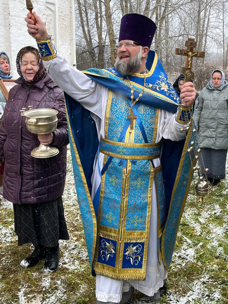 Батюшка в голубом